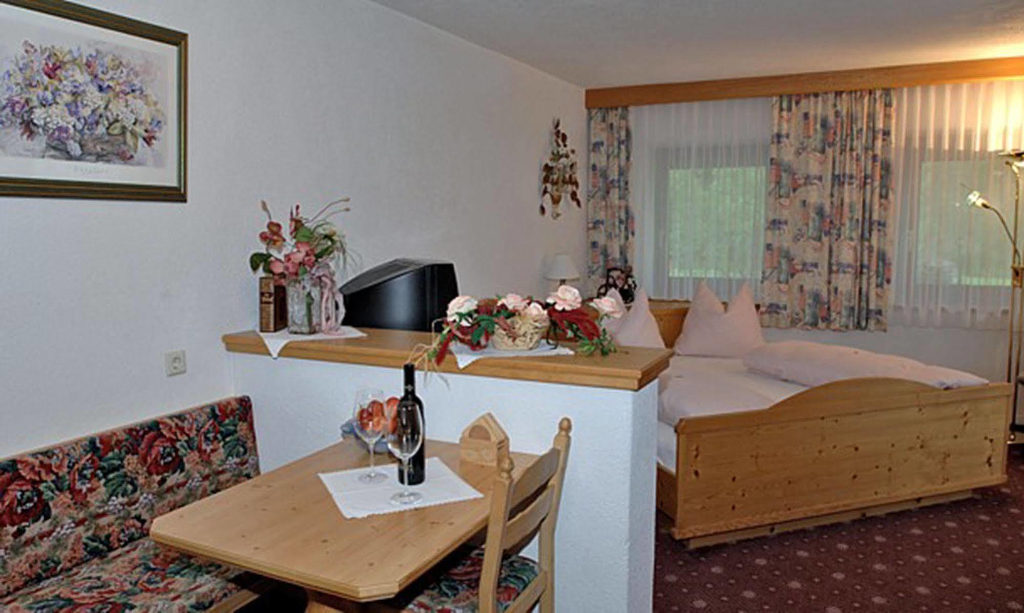 Pension Und Apartments Landhaus Marie ลอยทัช ภายนอก รูปภาพ