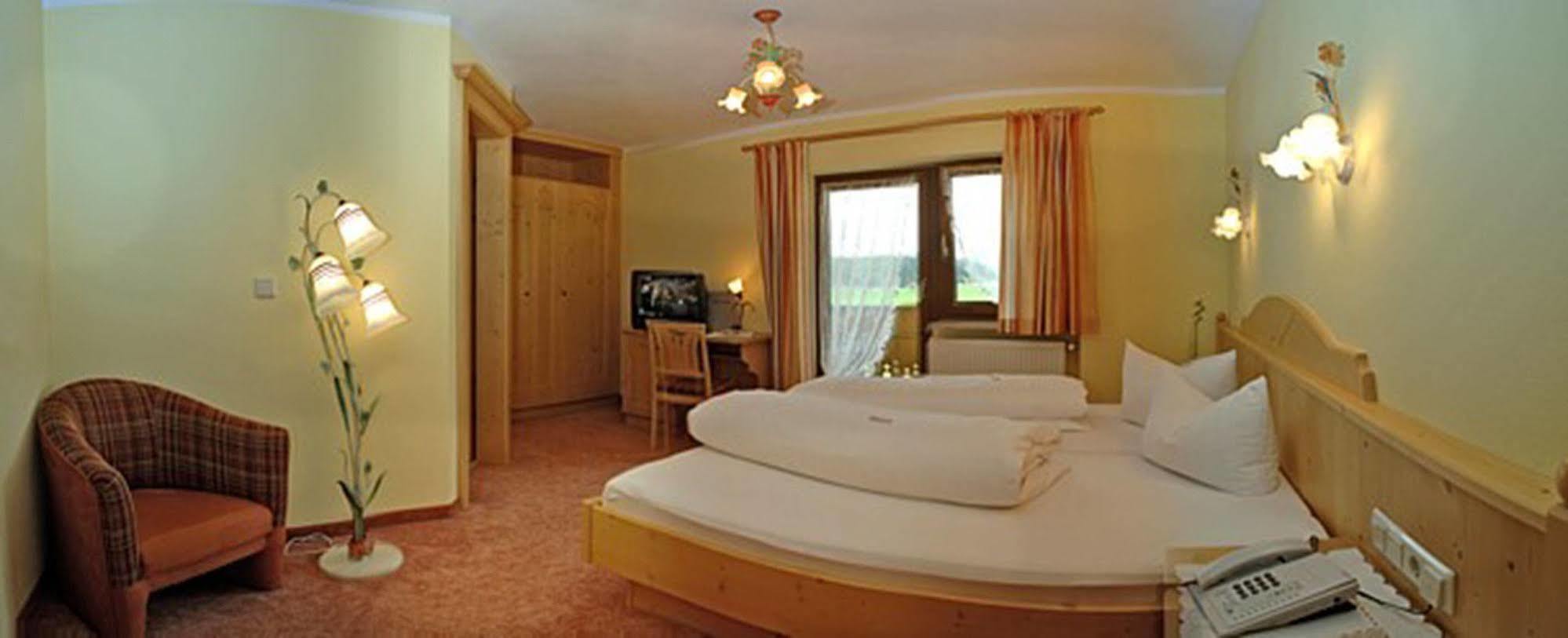 Pension Und Apartments Landhaus Marie ลอยทัช ภายนอก รูปภาพ