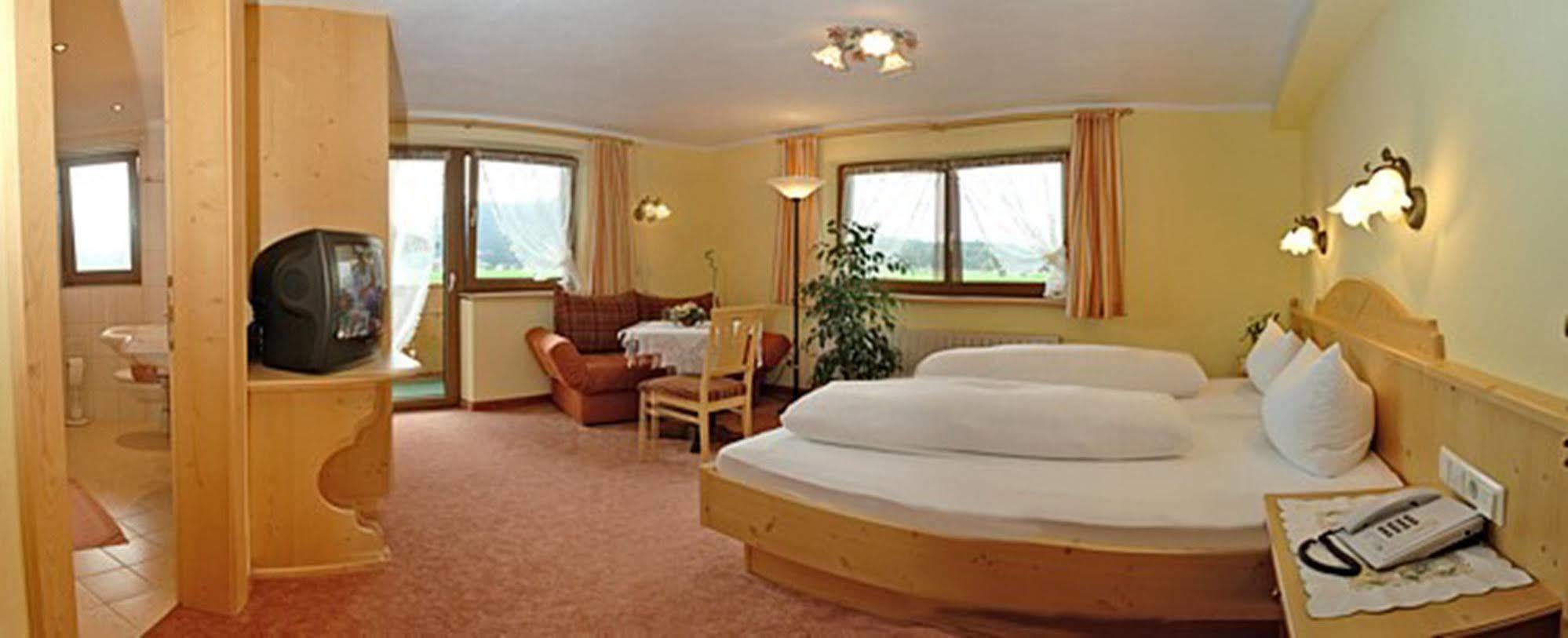 Pension Und Apartments Landhaus Marie ลอยทัช ภายนอก รูปภาพ