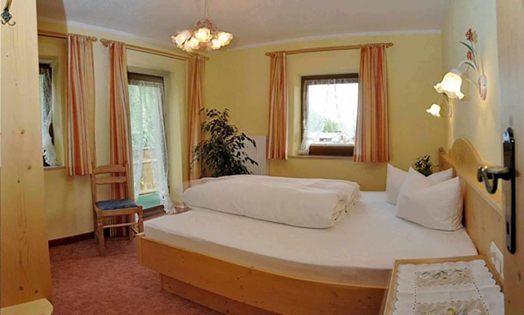 Pension Und Apartments Landhaus Marie ลอยทัช ภายนอก รูปภาพ