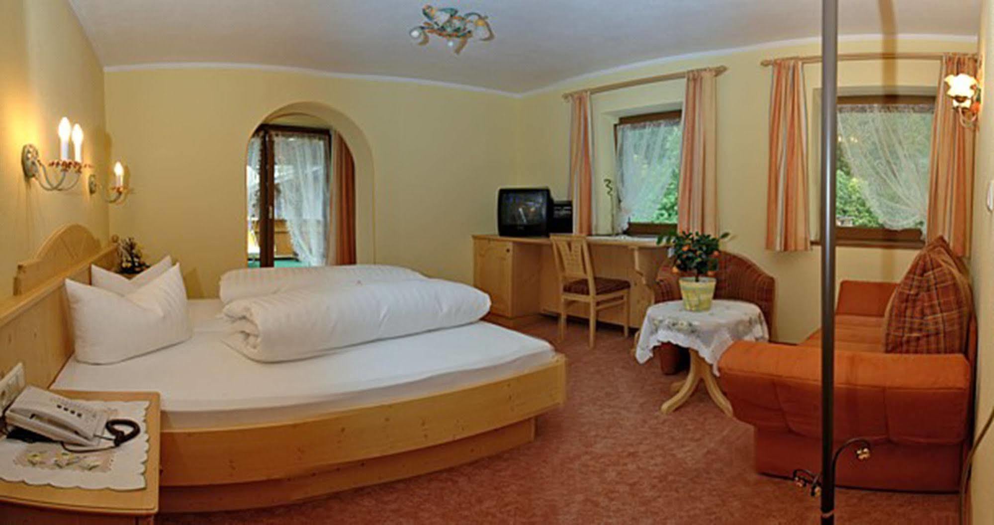 Pension Und Apartments Landhaus Marie ลอยทัช ภายนอก รูปภาพ